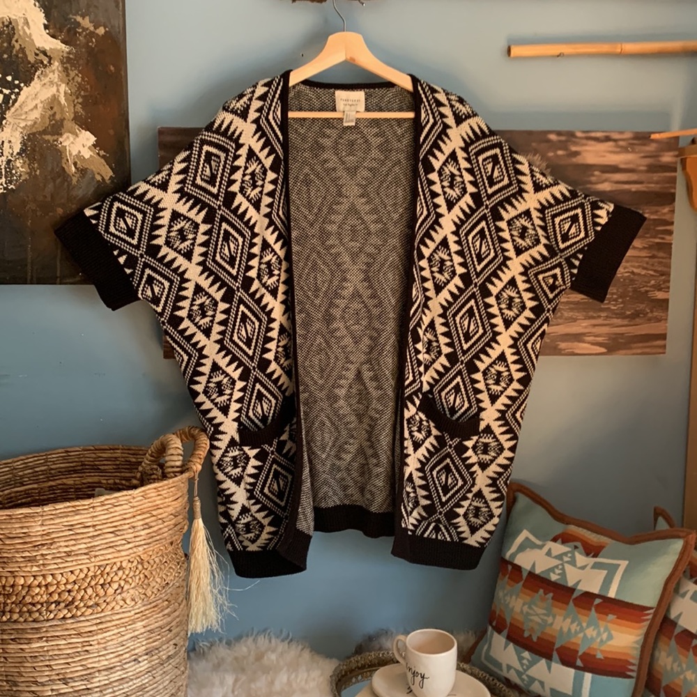 Forever 21 black & white southwestern style sweater sz small oversized fit